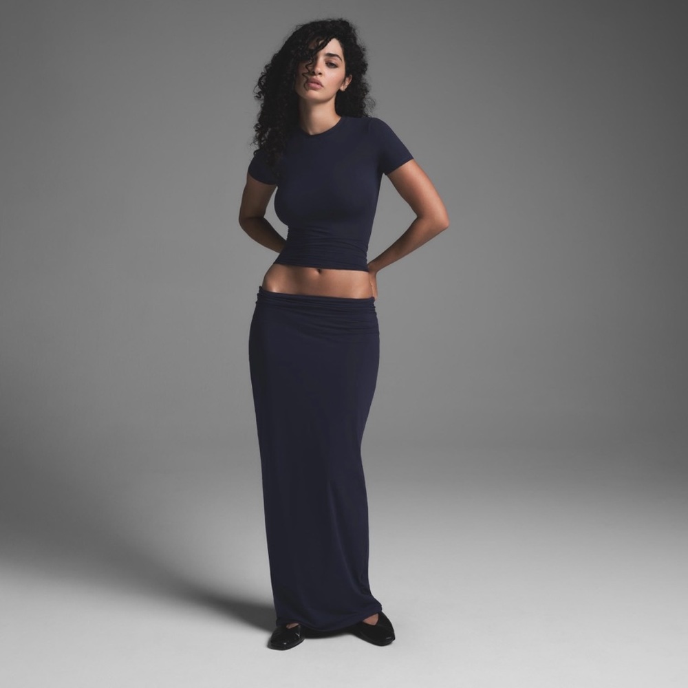 SKIMS FITS EVERYBODY T-SHIRT IN NAVY / S